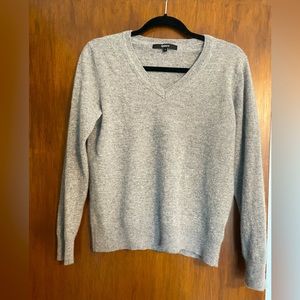 Quince 100% cashmere V-neck sweater